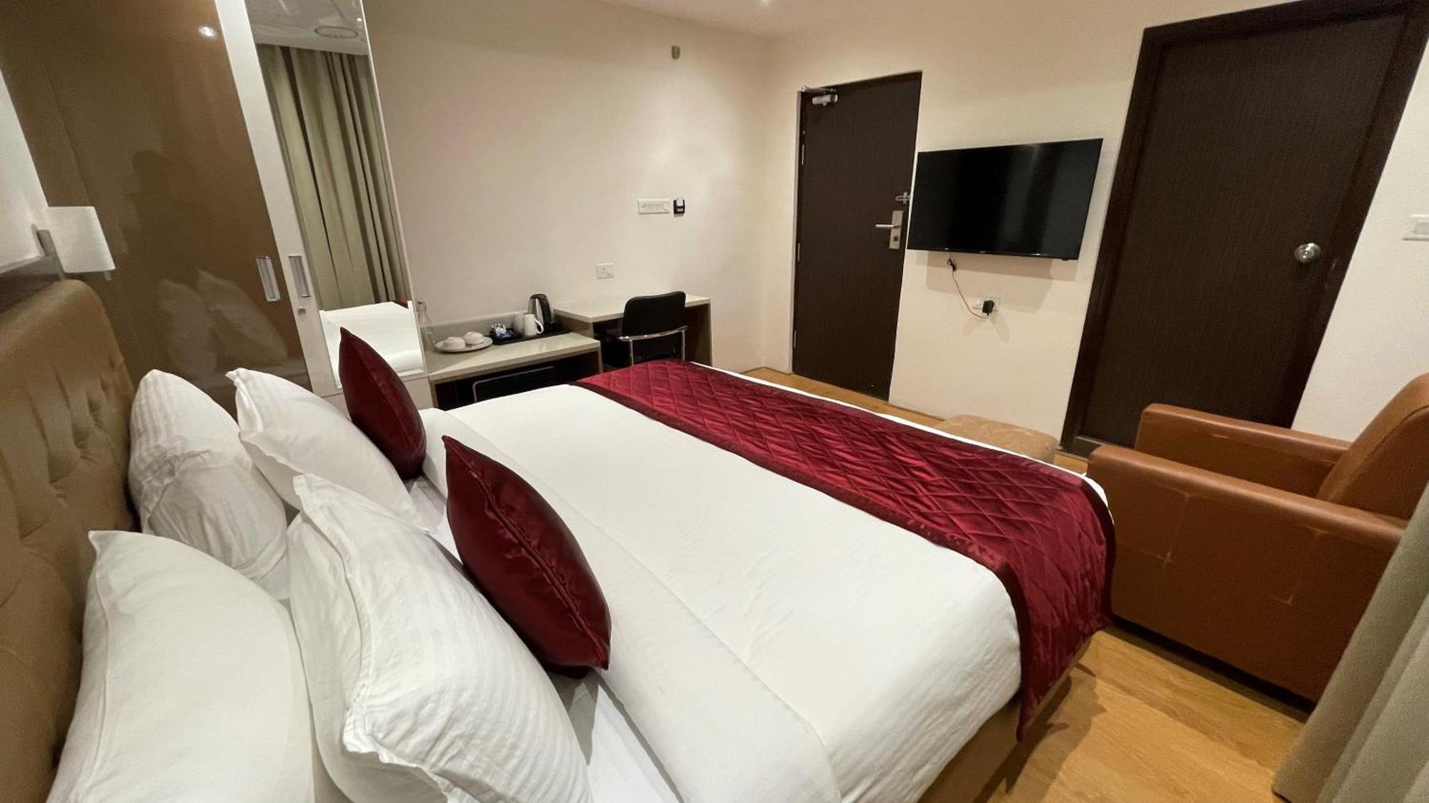 Hotel Silver Cle Hyderabad Exteriör bild
